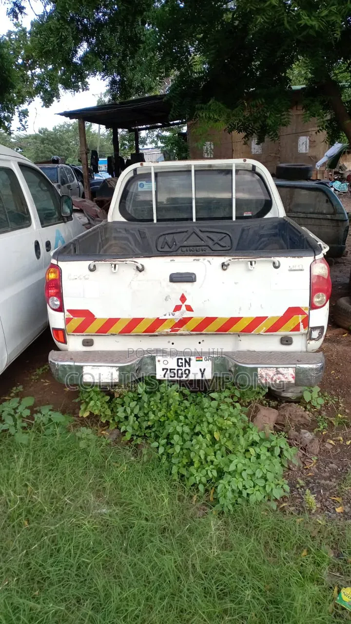 Mitsubishi L200 2005 White