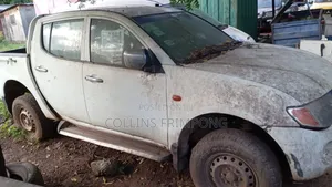 Mitsubishi L200 2005 White