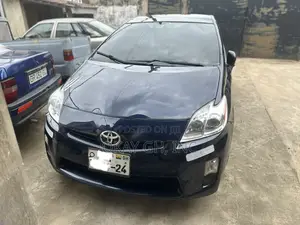 Toyota Prius Four 4dr Hatchback (1.8L 4cyl gas/electric hybrid CVT)