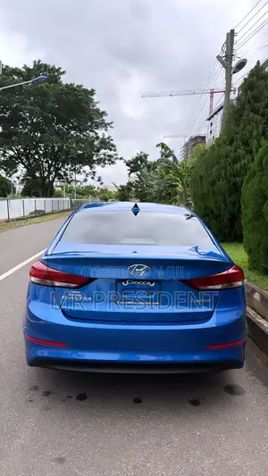 Hyundai Elantra Limited Sedan FWD (2.0L 4cyl 6A) 2017 Blue