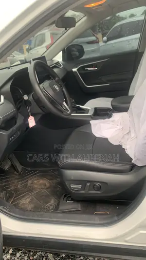Toyota RAV4 XLE FWD 2023 White