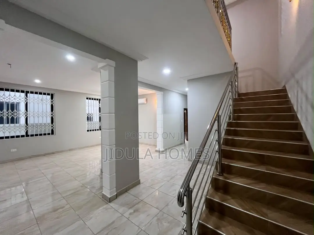 4bdrm Duplex in East Legon Hills, School Junction for rent