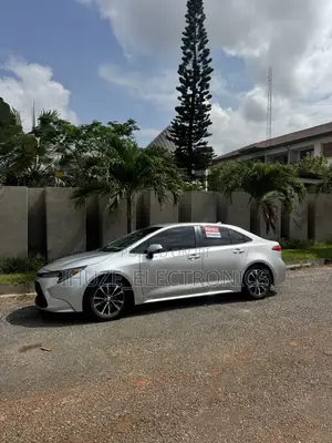 Toyota Corolla LE 2021 Silver