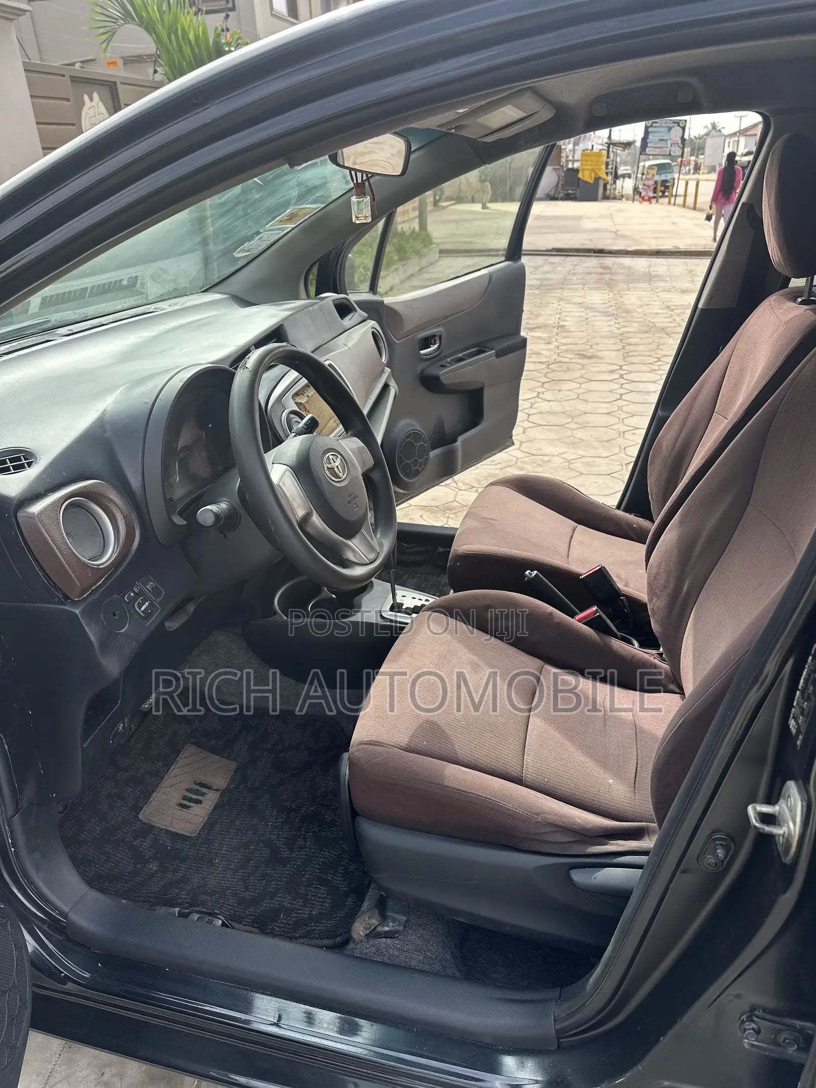 Toyota Vitz 1.3 FWD 5dr 2012 Black