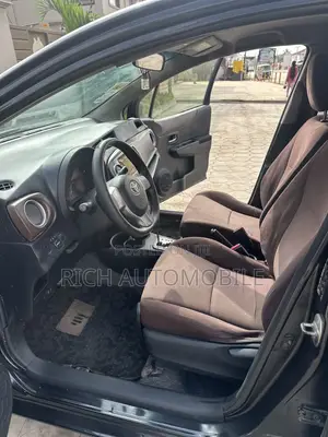 Toyota Vitz 1.3 FWD 5dr 2012 Black