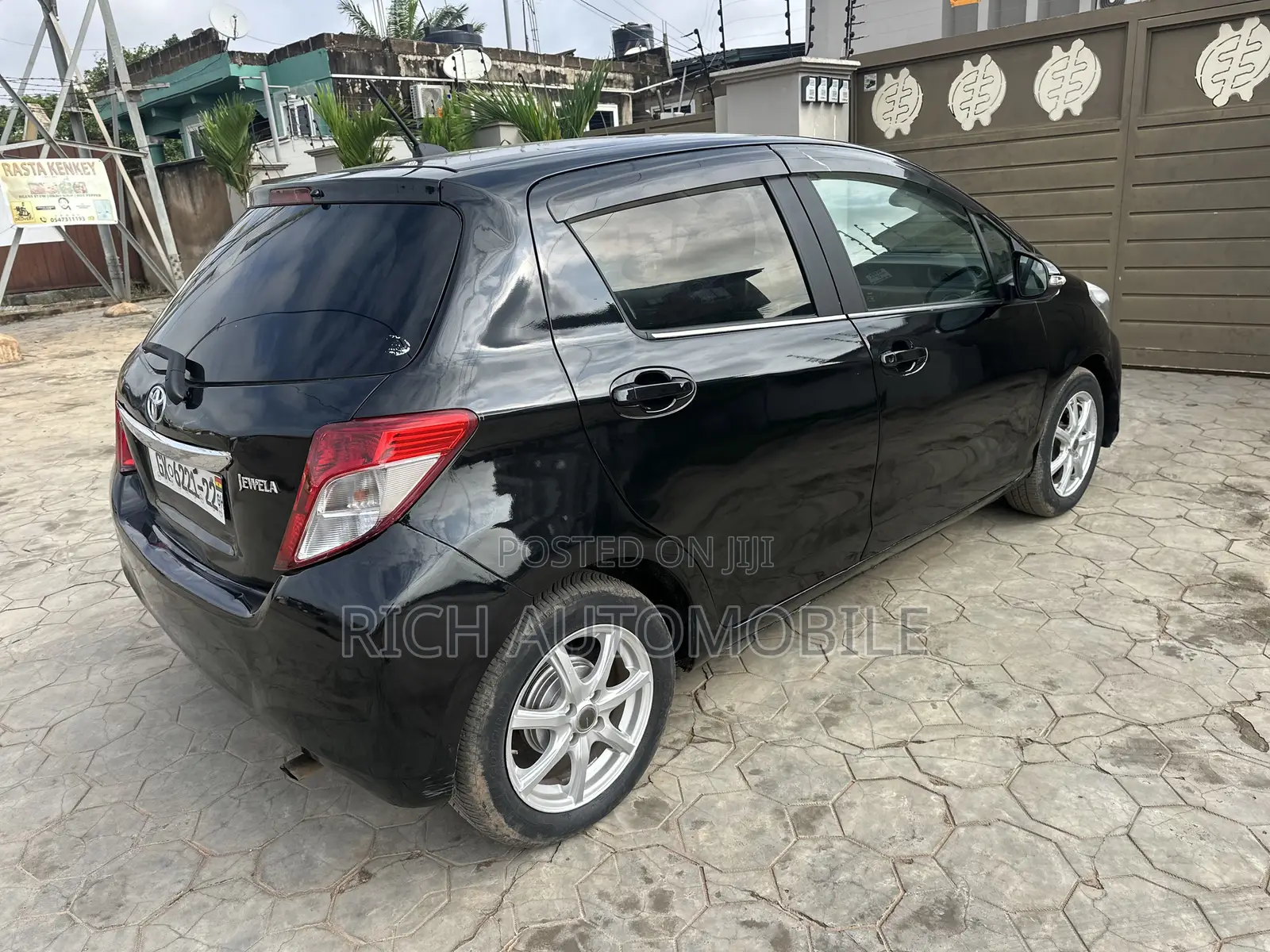 Toyota Vitz 1.3 FWD 5dr 2012 Black