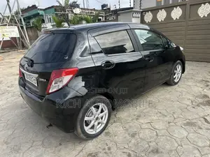 Toyota Vitz 1.3 FWD 5dr 2012 Black
