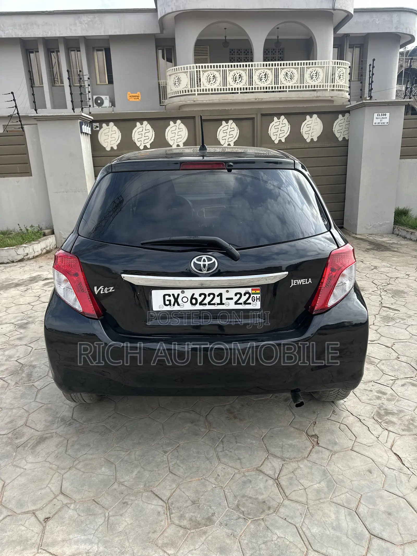 Toyota Vitz 1.3 FWD 5dr 2012 Black