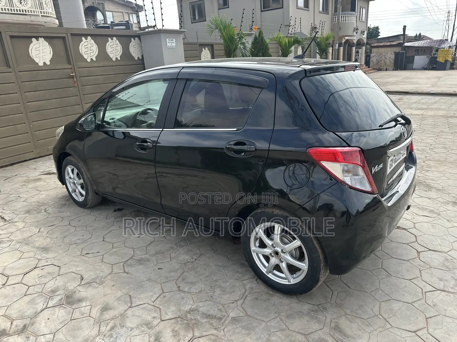 Toyota Vitz 1.3 FWD 5dr 2012 Black