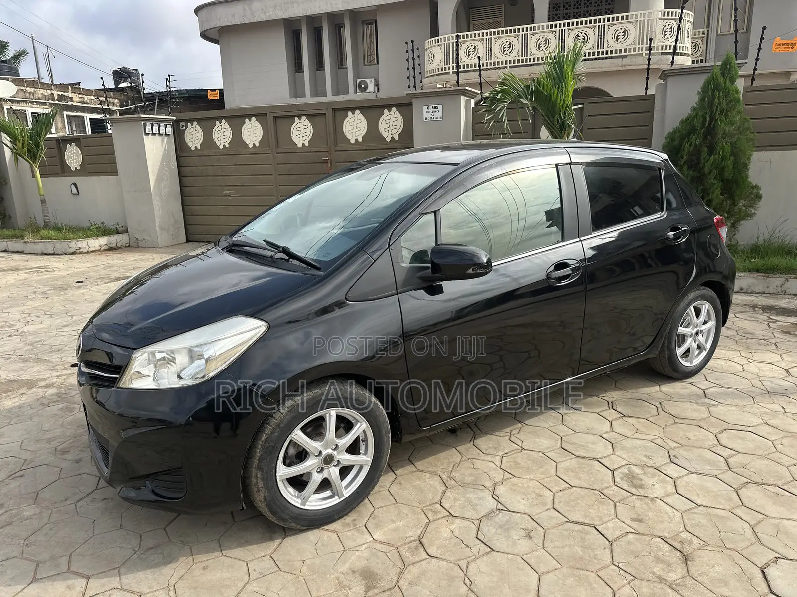 Toyota Vitz 1.3 FWD 5dr 2012 Black