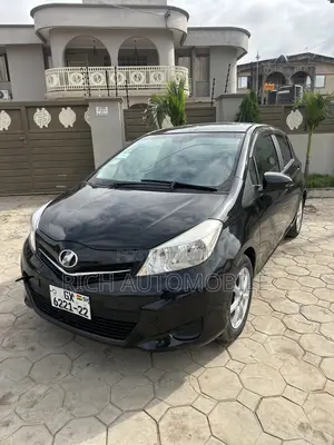 Toyota Vitz 1.3 FWD 5dr 2012 Black