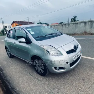 Toyota Vitz 2010 Silver