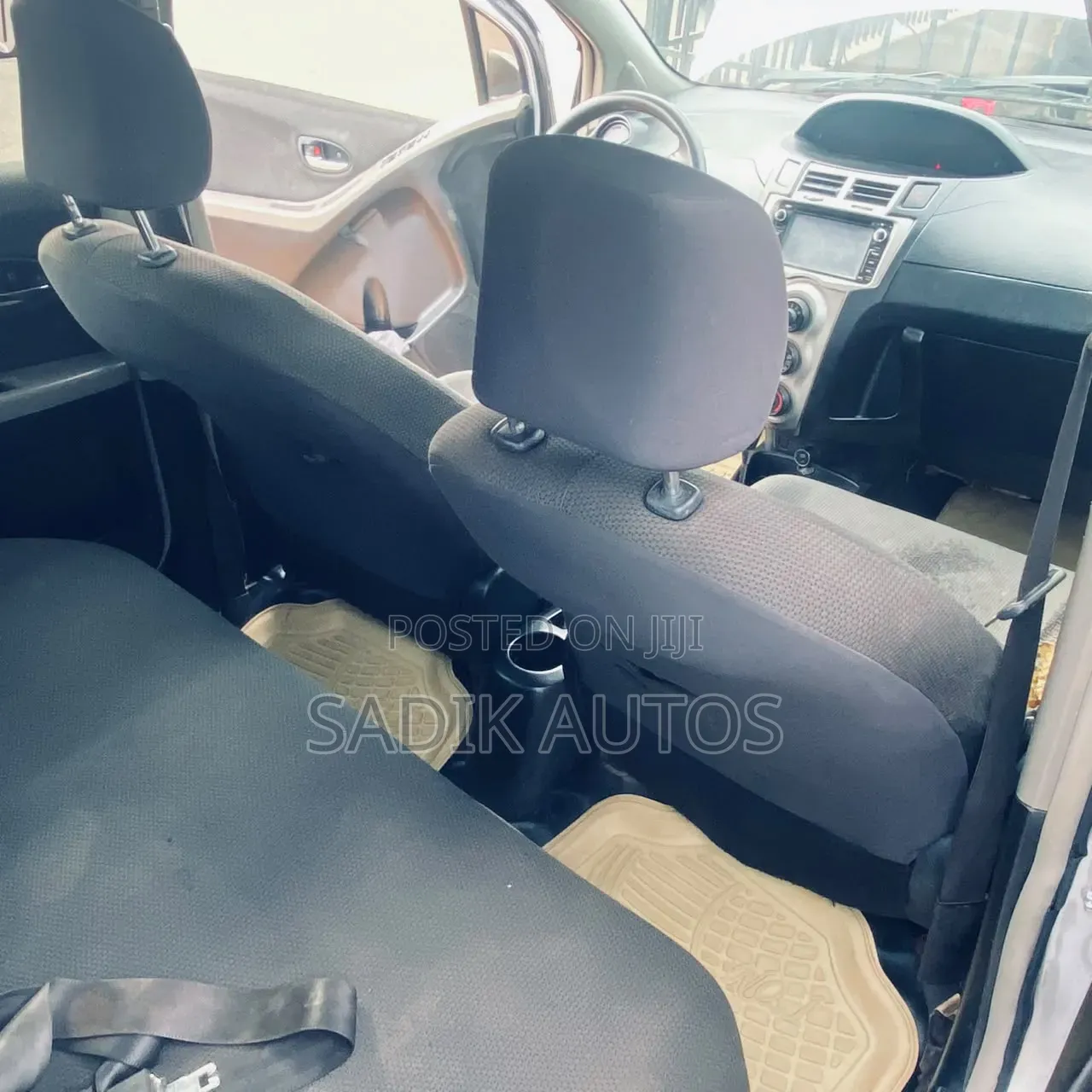 Toyota Vitz 2010 Silver