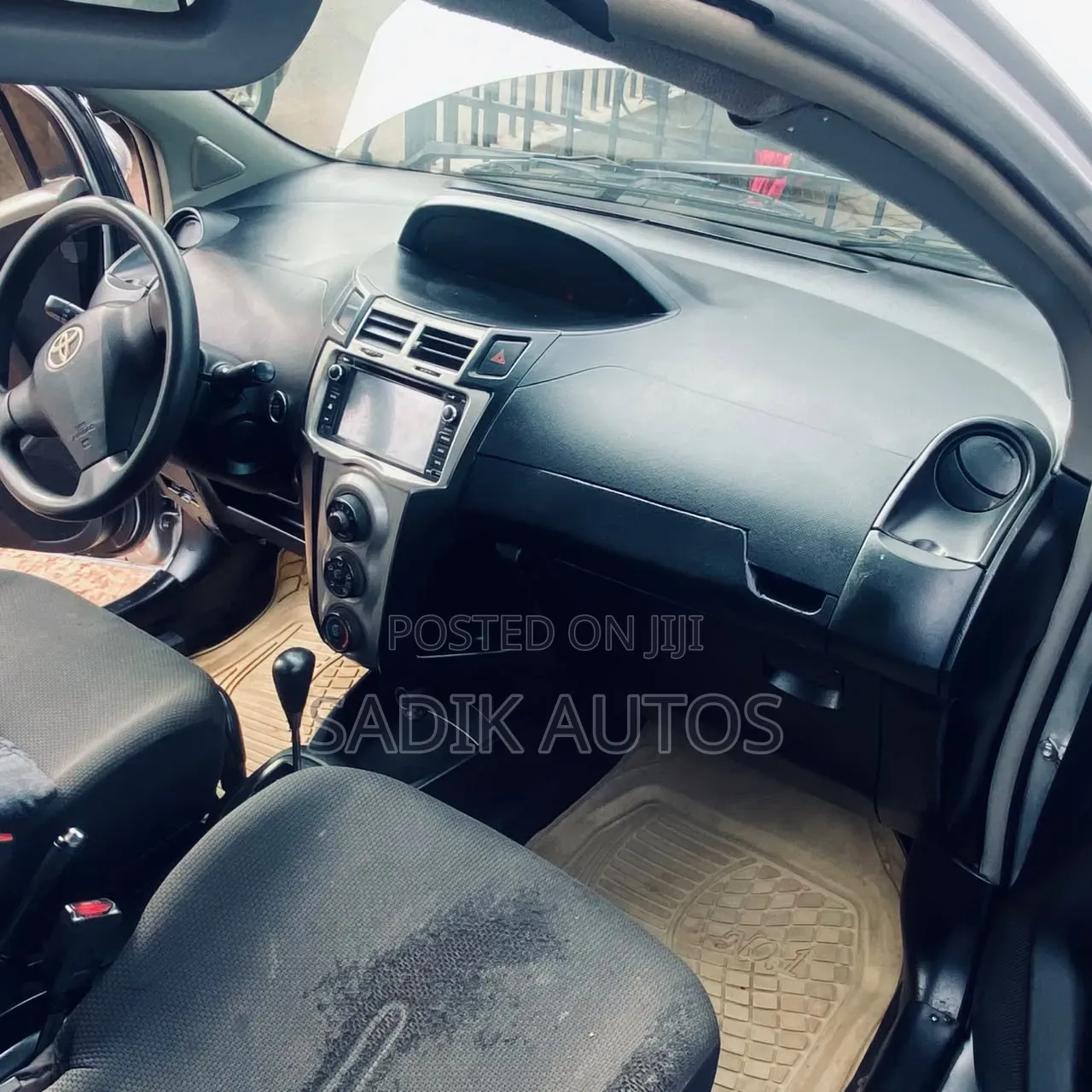 Toyota Vitz 2010 Silver