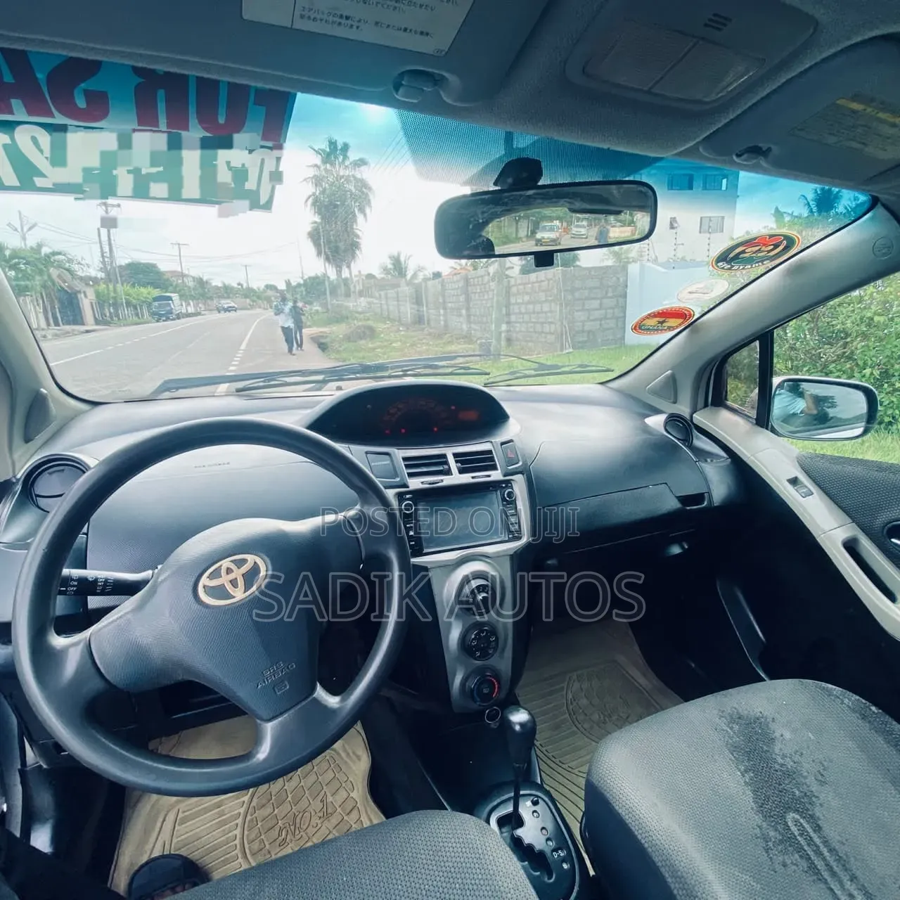Toyota Vitz 2010 Silver