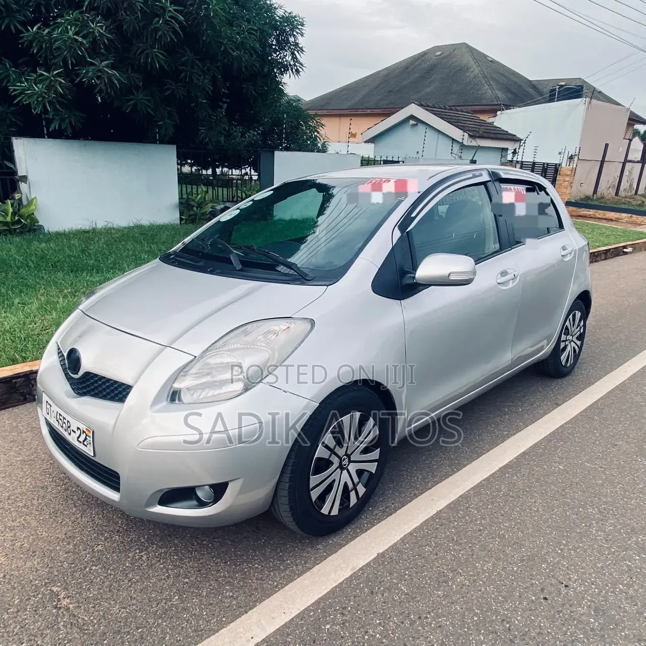 Toyota Vitz 2010 Silver