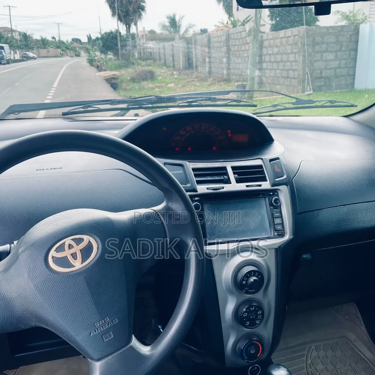 Toyota Vitz 2010 Silver