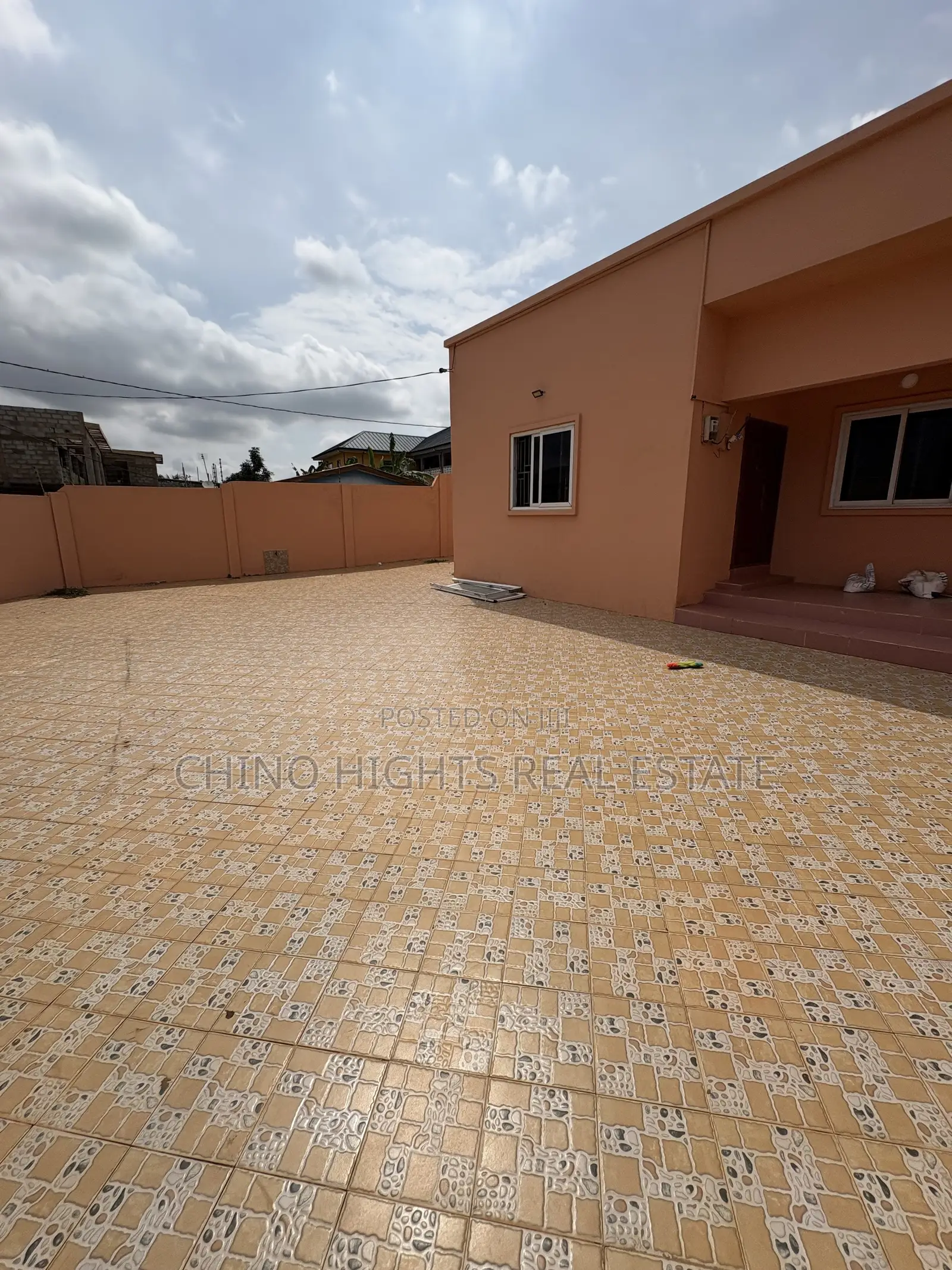 3bdrm House in Top 10, Tema Metropolitan for rent