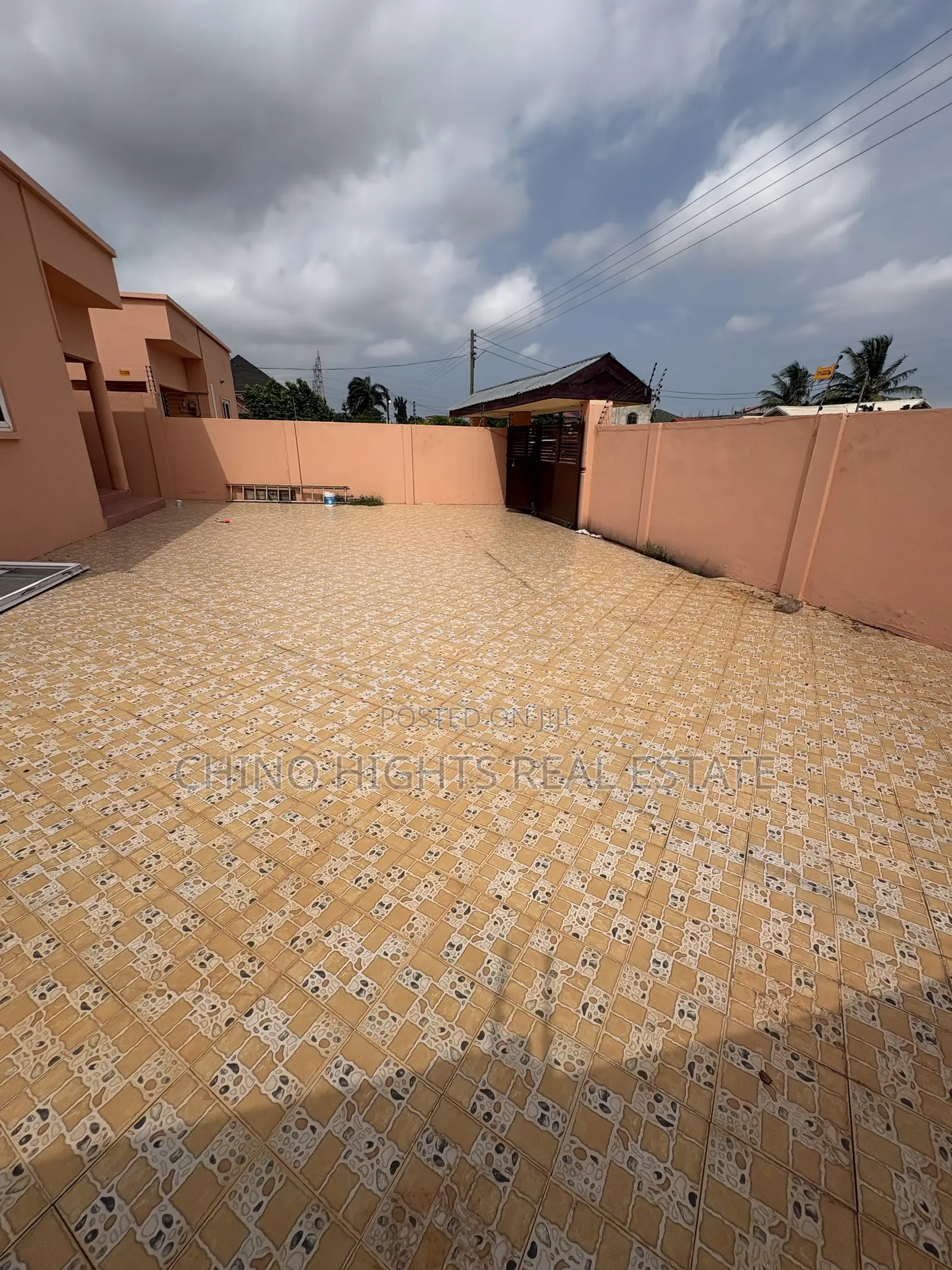 3bdrm House in Top 10, Tema Metropolitan for rent
