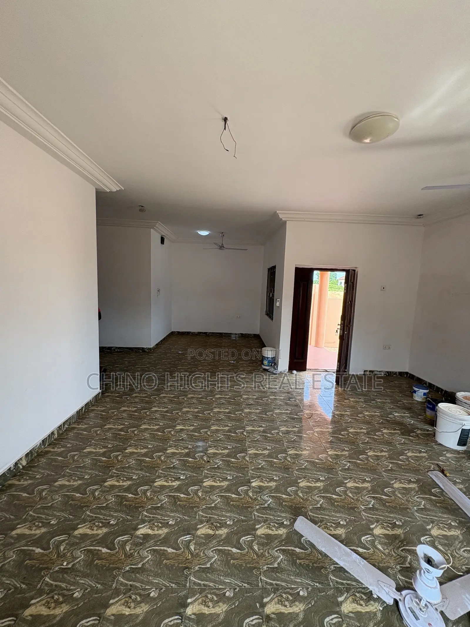 3bdrm House in Top 10, Tema Metropolitan for rent