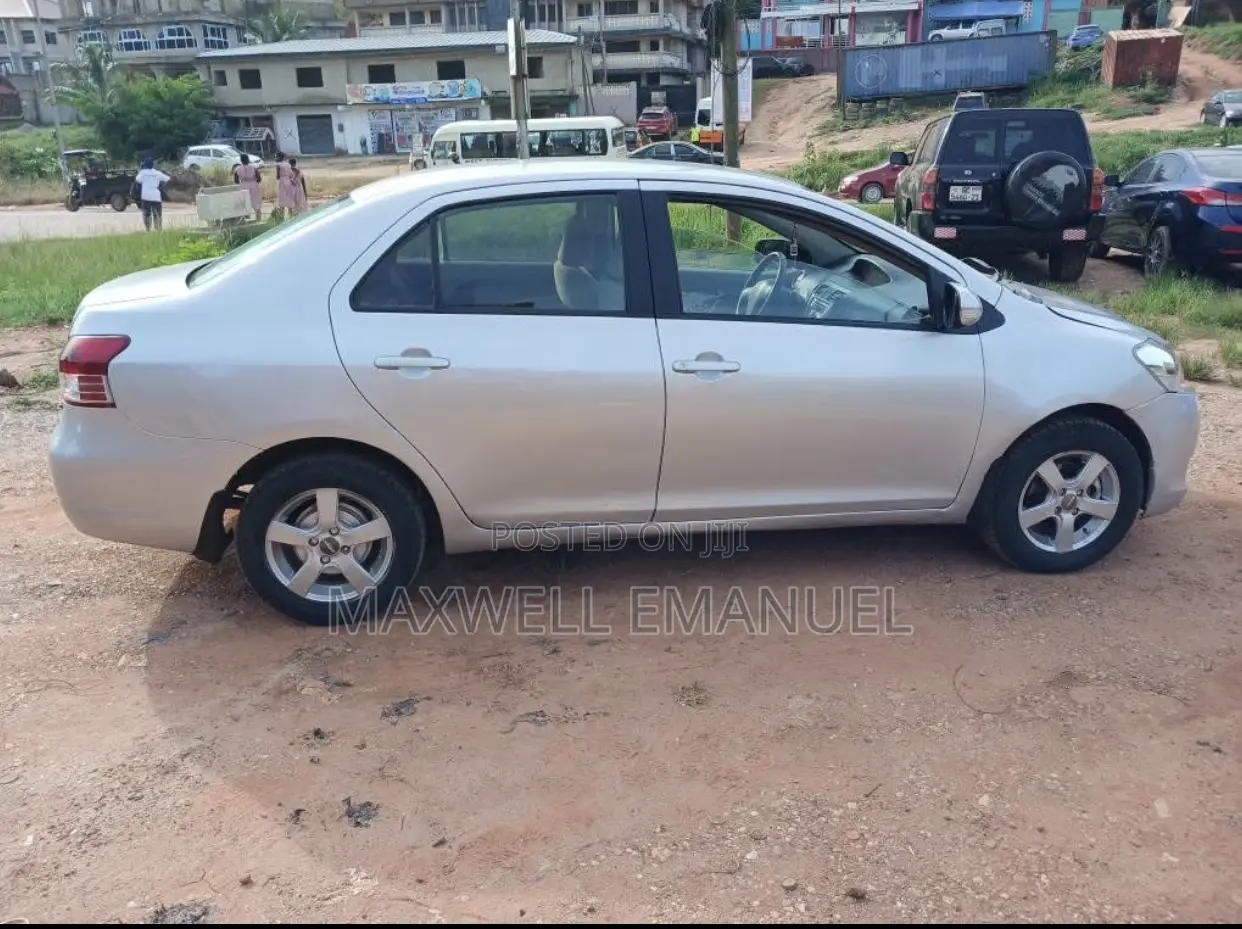 Toyota Belta 2010 Silver
