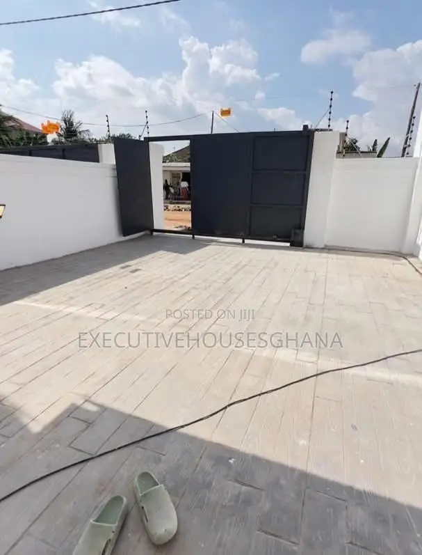 2bdrm Townhouse/Terrace in Ashaley Botwe for sale