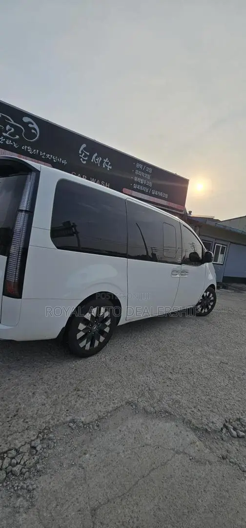 Hyundai Starex 2023 White