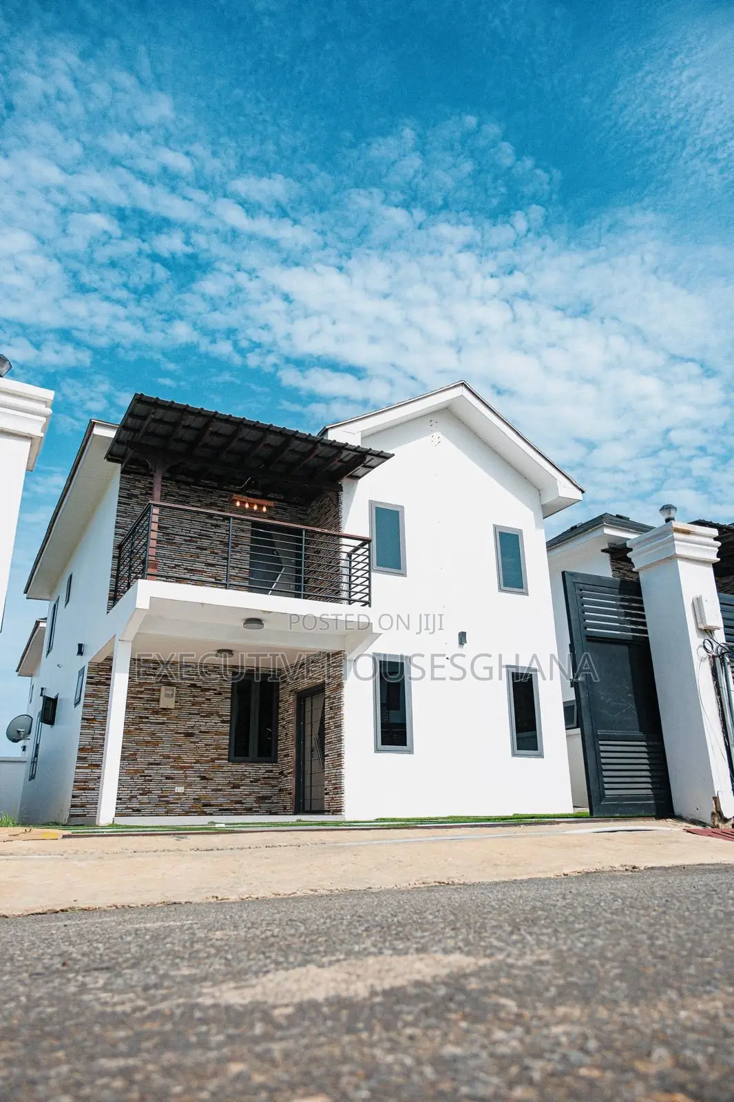 3 4 Bedroom Luxury Furnished Home Within a Gated Community