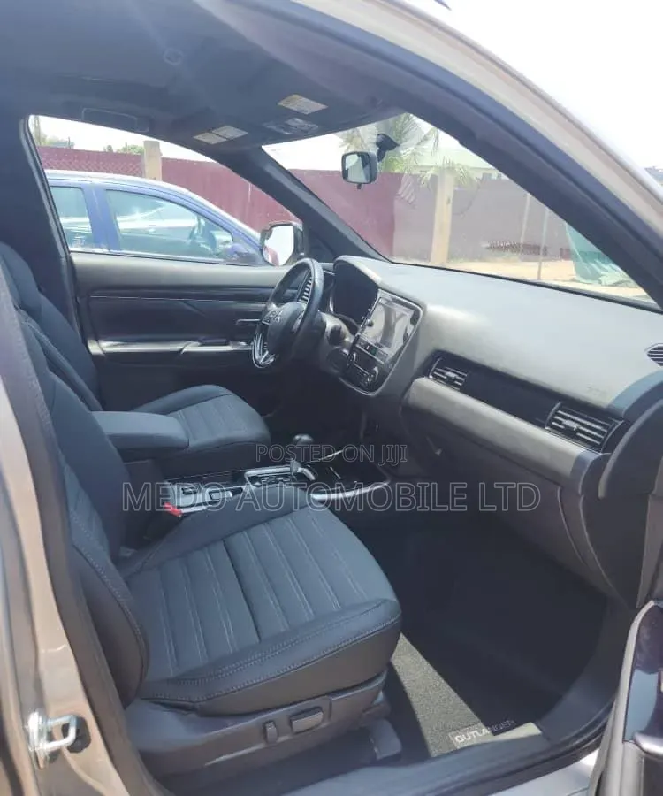 Mitsubishi Outlander 2019 Silver
