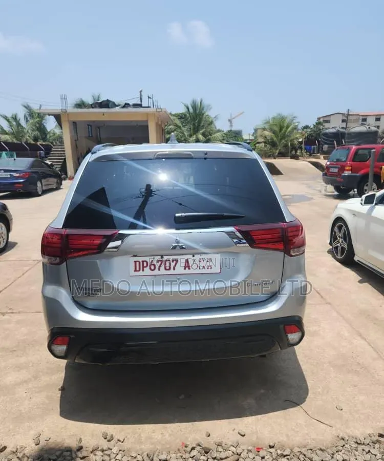 Mitsubishi Outlander 2019 Silver