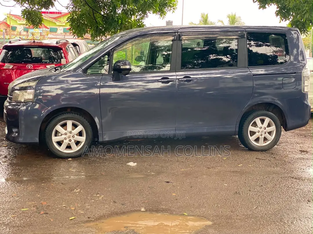 Toyota Voxy 2013 Gray