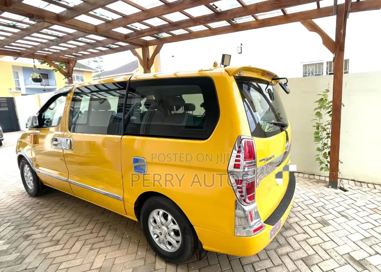Hyundai Starex 2012 Yellow