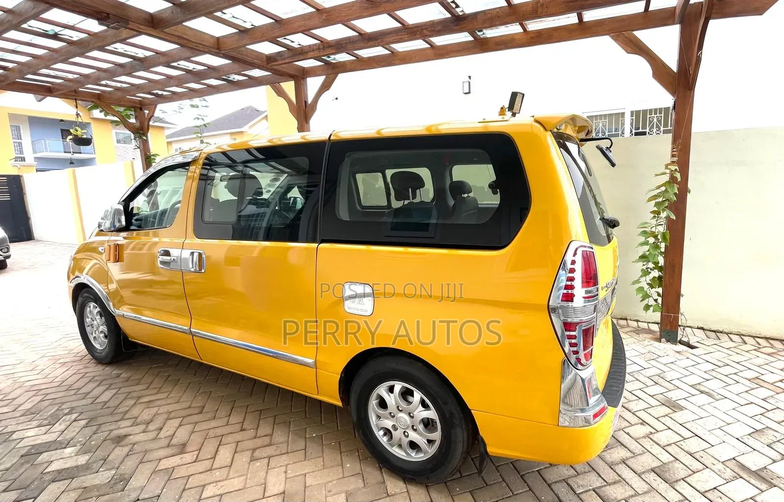Hyundai Starex 2012 Yellow