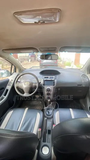 Toyota Vitz 1.3 FWD 5dr 2010 Gray