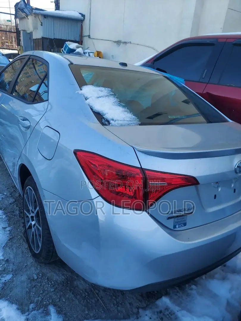 Toyota Corolla SE Special Edition 4dr Sedan (1.8L 4cyl CVT) 2017 Silver