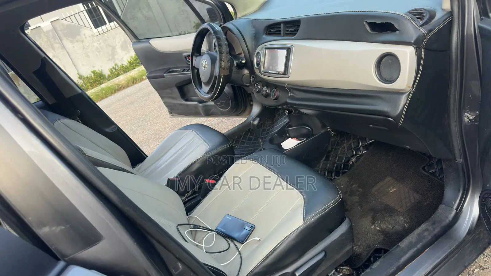 Toyota Vitz 1.0 FWD 3dr 2012 Gray