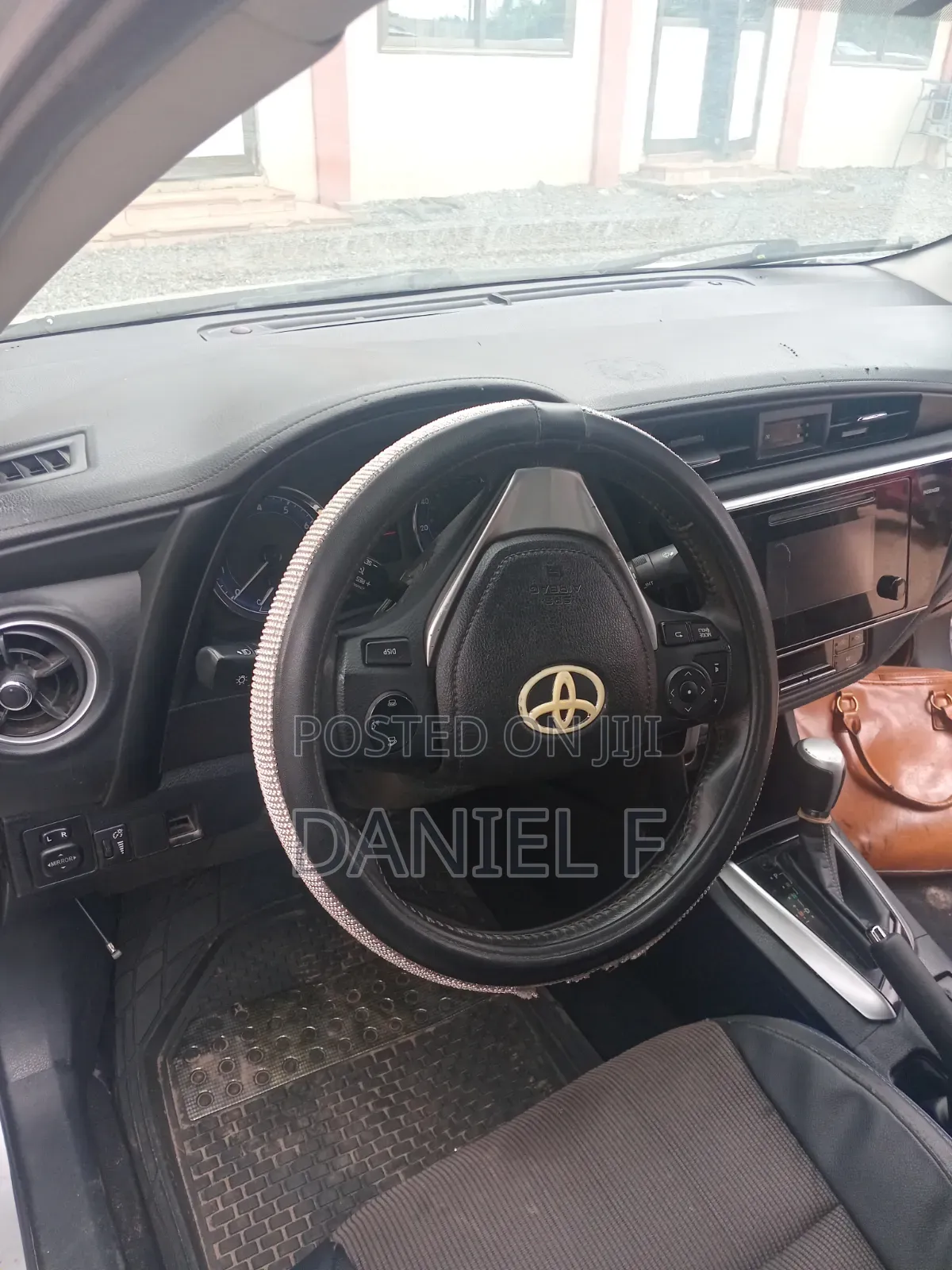 Toyota Corolla LE 4dr Sedan (1.8L 4cyl CVT) 2017 Silver