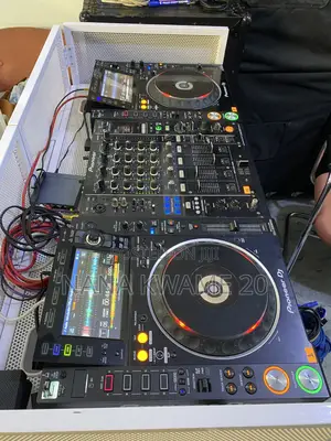 Pioneer CDJ 2000 Nexus 2 and DJM 900 Nexus