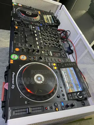 Pioneer CDJ 2000 Nexus 2 and DJM 900 Nexus