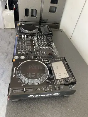 Pioneer CDJ 2000 Nexus 2 and DJM 900 Nexus