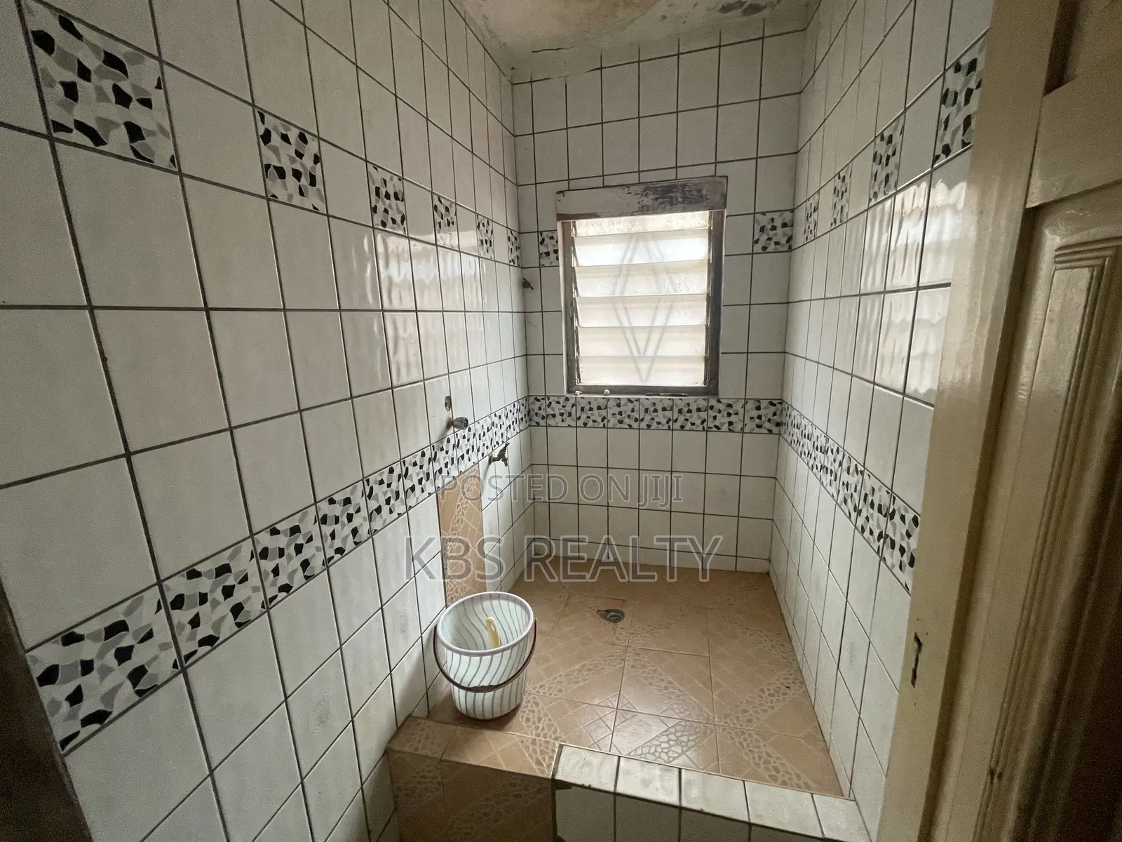5bdrm Apartment in Ahodwo Melcom, Kumasi Metropolitan for rent