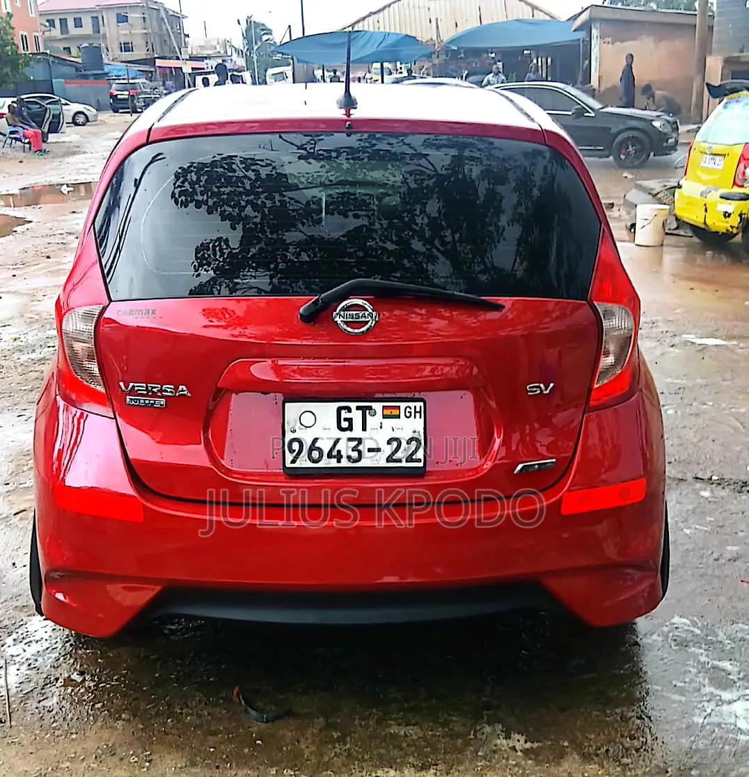 Nissan Versa 1.6 SV 2018 Red