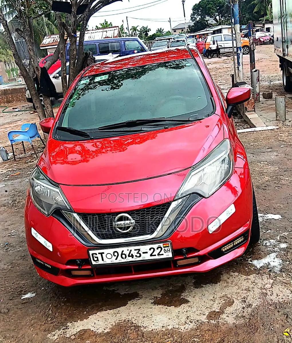Nissan Versa 1.6 SV 2018 Red