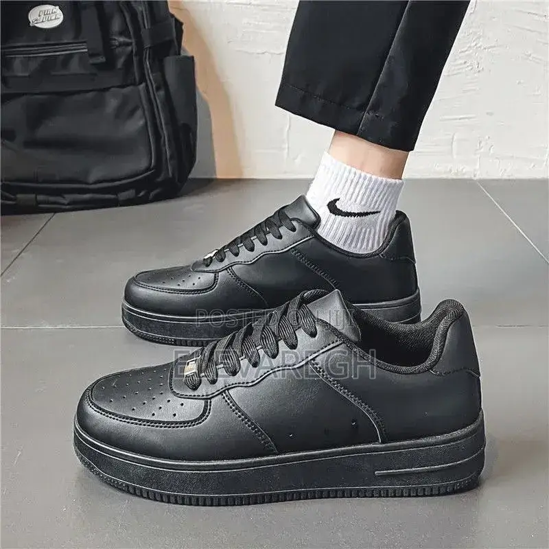 Sneakers in White and Black (42,43,44)