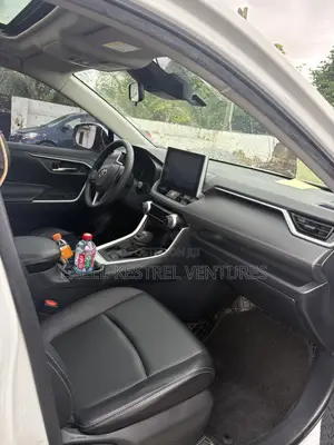 Toyota RAV4 Limited 2021 White