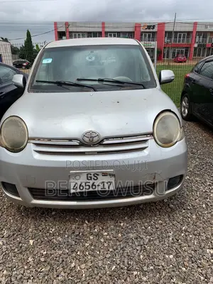Toyota Sienta 2012 Brown