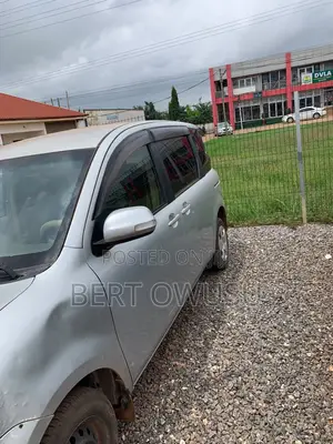 Toyota Sienta 2012 Brown
