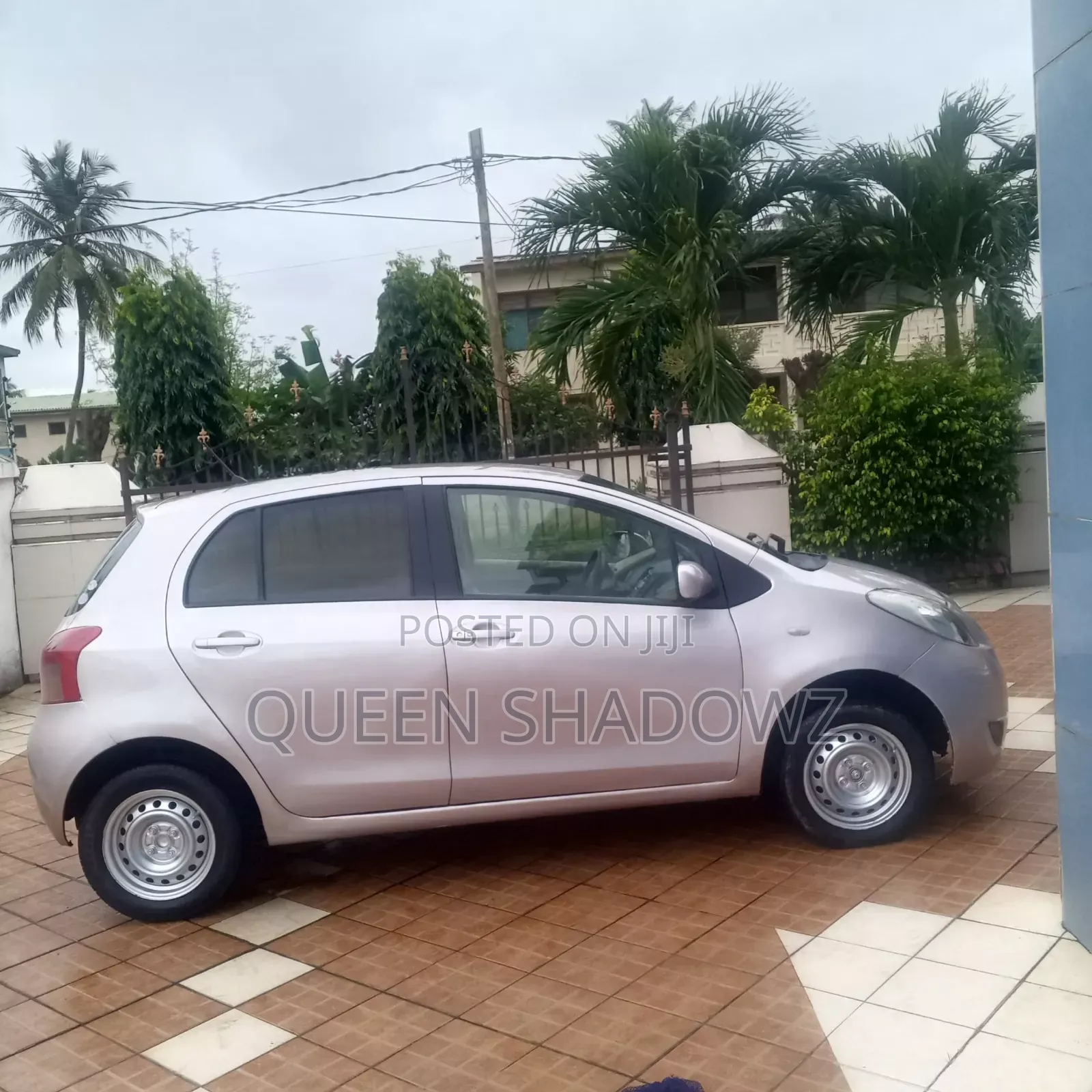 Toyota Vitz 2010 Silver