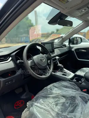 Toyota RAV4 XLE 2021 Black