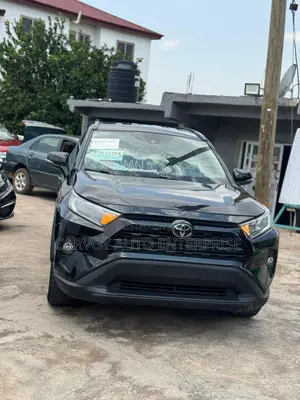 Toyota RAV4 XLE 2021 Black